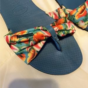 Havaianas You St Tropez Blue Steel Floral Tropical Sandals EUC Size 8.5/9